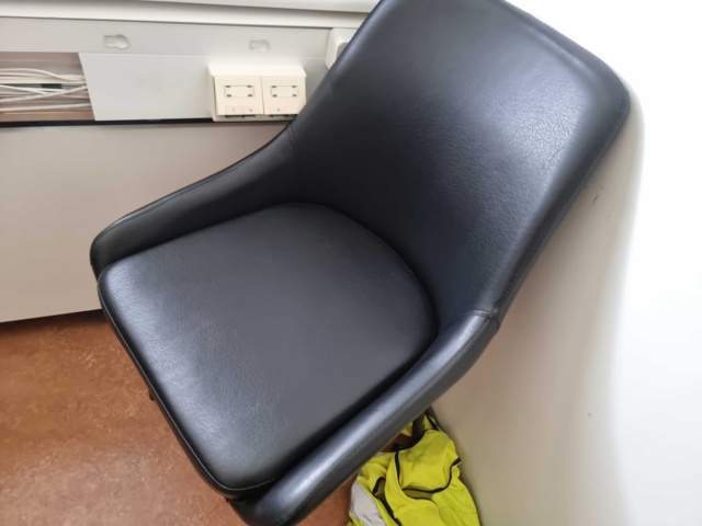 956352-9 Office space including 2 screens