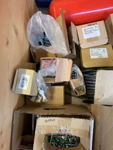 1035206-4 Skruv bultar och muttrar ett parti