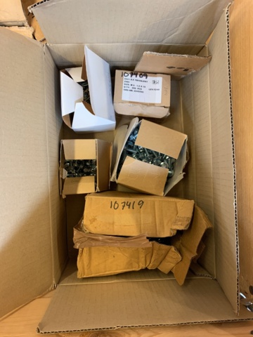 1035206-7 Skruv bultar och muttrar ett parti