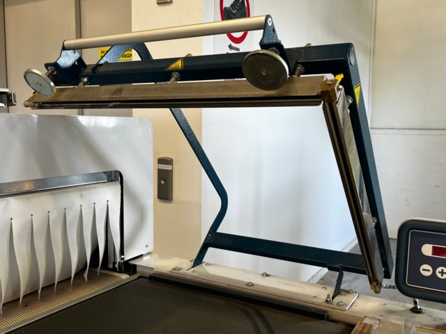 1105476-6 Semi-automatic shrink wrap machine/ packing machine - Robopac Ariane 6050