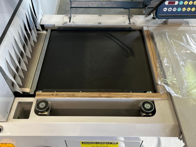 1105476-7 Semi-automatic shrink wrap machine/ packing machine - Robopac Ariane 6050