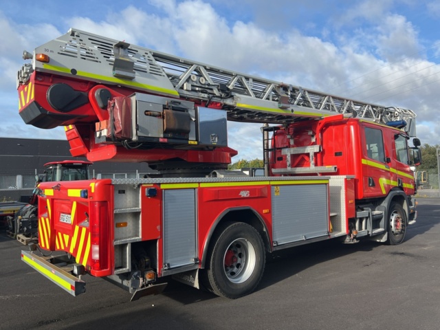 1051225-5 Step car Scania P114GB4X2NB340 -2002 177578.7 km Repair object