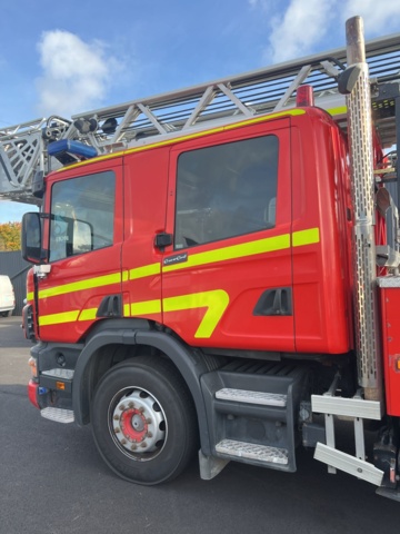 1051225-10 Step car Scania P114GB4X2NB340 -2002 177578.7 km Repair object