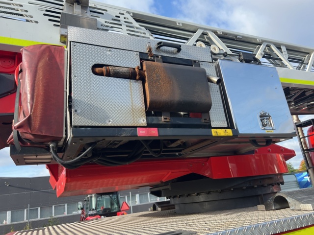 1051225-19 Step car Scania P114GB4X2NB340 -2002 177578.7 km Repair object