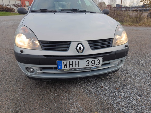 1000000-17 Renault Clio 5-door Hatchback 1.2 - 2005