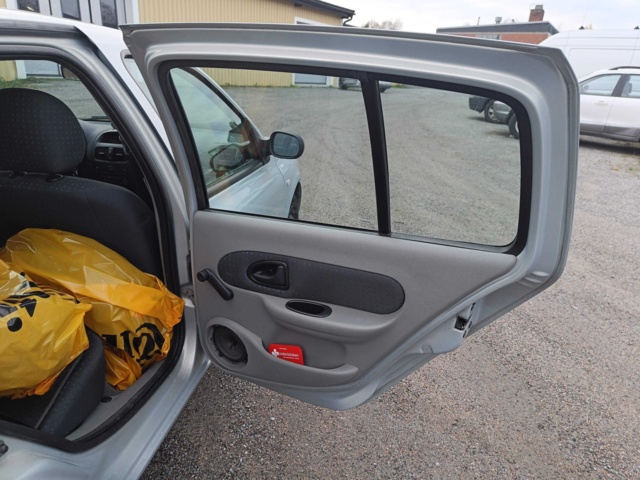 1000000-41 Renault Clio 5-door Hatchback 1.2 - 2005