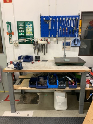 1035886-2 Workbench with flat table & tool board