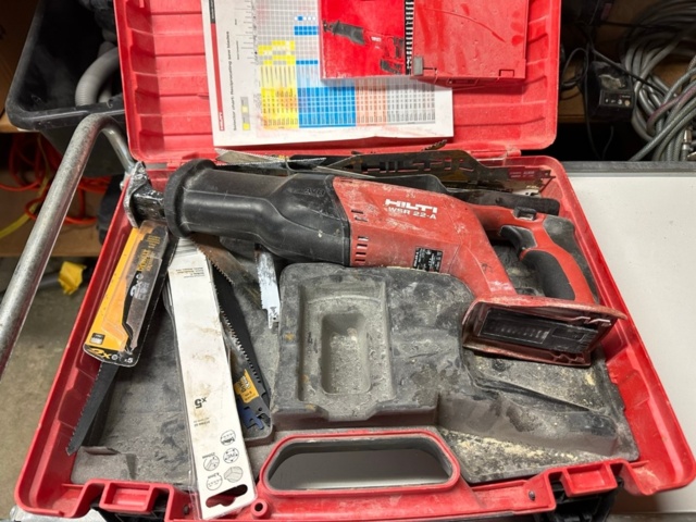 1071180-1 Hilti tools several screwdrivers, circular saw, dust extractor, charger etc
