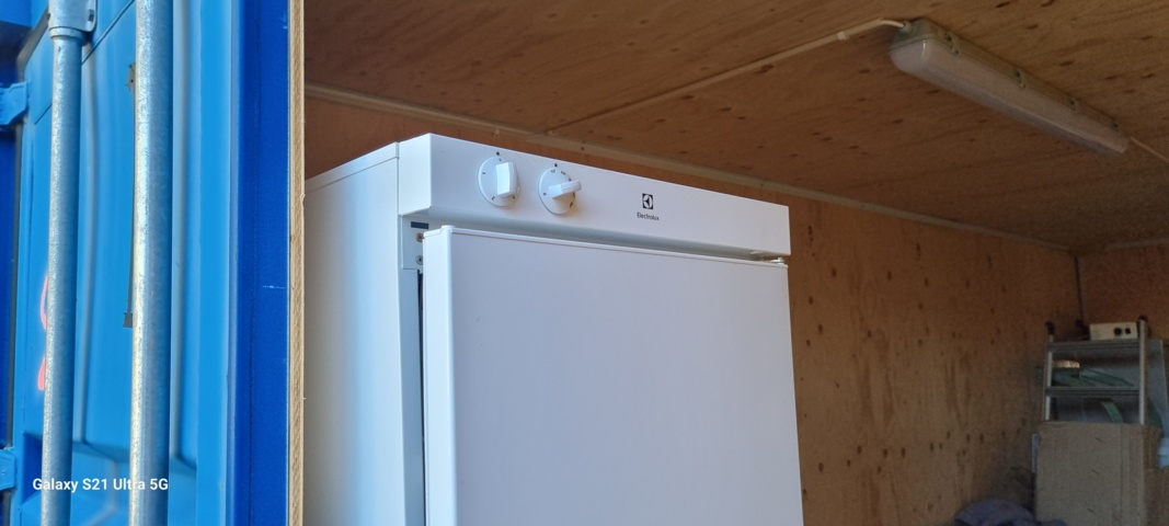 1071218-7 20 ft Container including contents