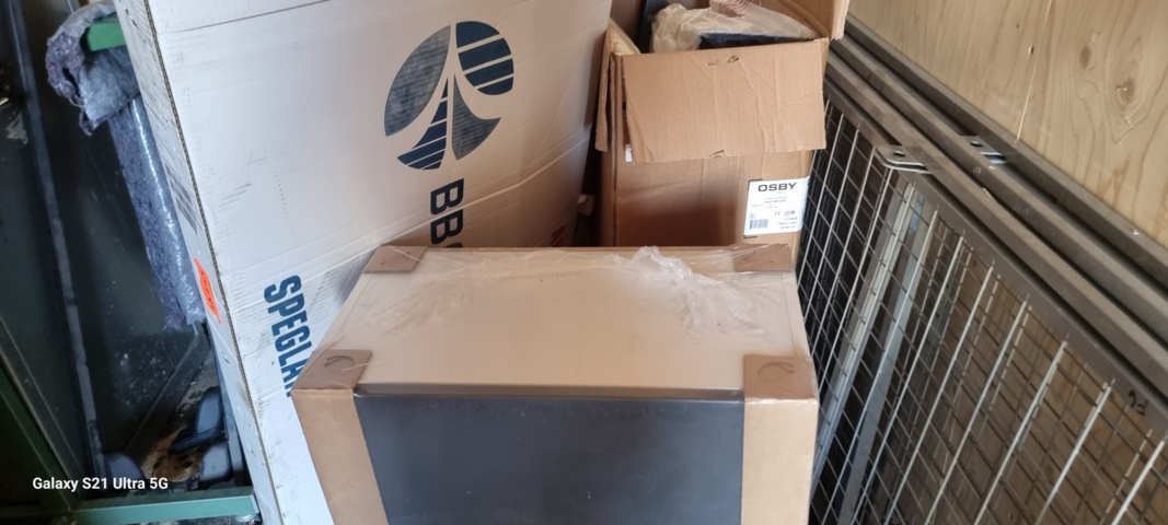 1071218-10 20 ft Container including contents