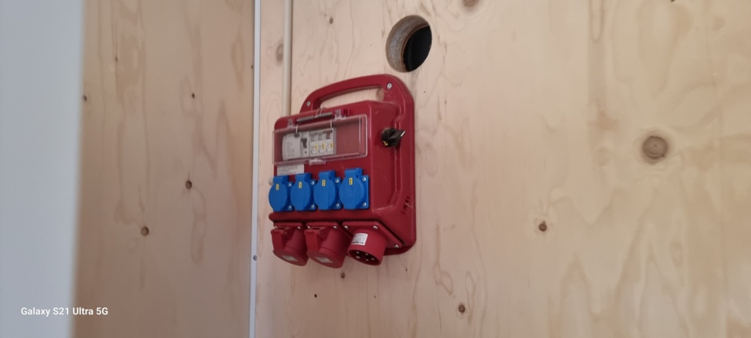 1071218-18 20 ft Container including contents