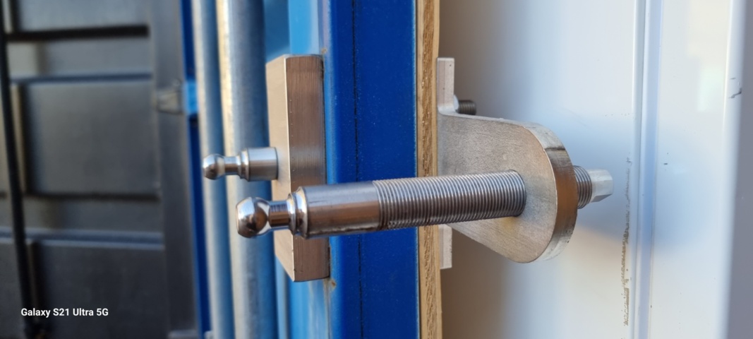 1071218-24 20 ft Container including contents