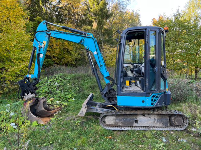 1039653-1 Excavator Airman AX33U-5 - 2012