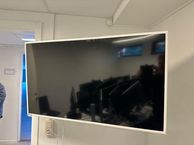 1071113-2 Tv Samsung 49" wall mounted