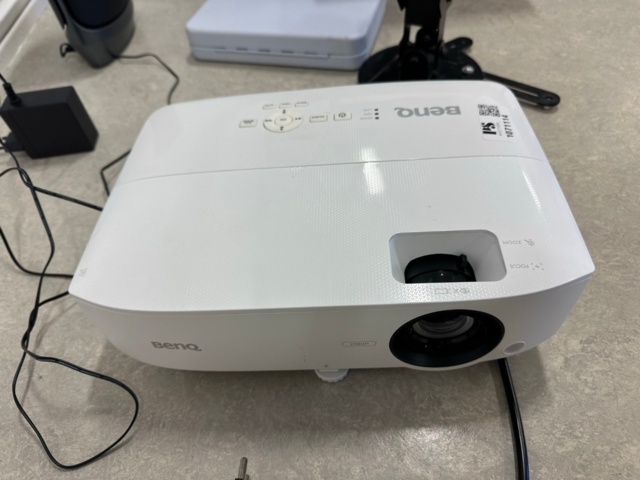 1071114-1 Projector Benq TH535 with ceiling mount