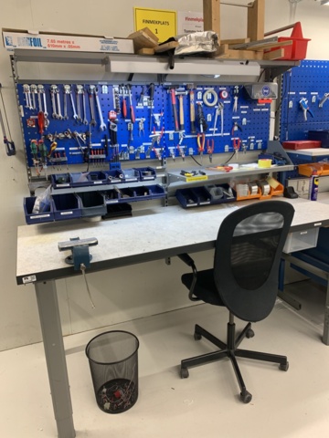 1034709-5 Workbench, shelves/compartments and tools