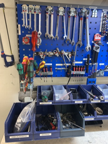 1034709-7 Workbench, shelves/compartments and tools