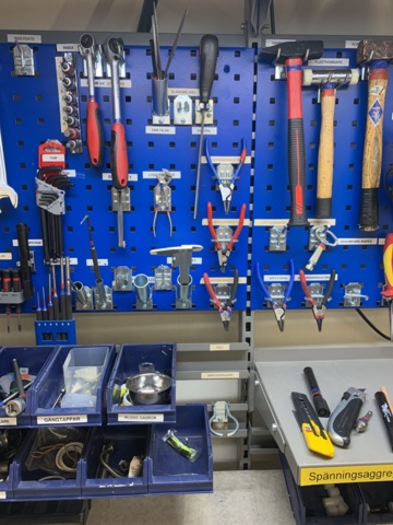 1034709-8 Workbench, shelves/compartments and tools