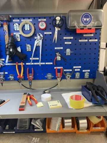 1034709-9 Workbench, shelves/compartments and tools