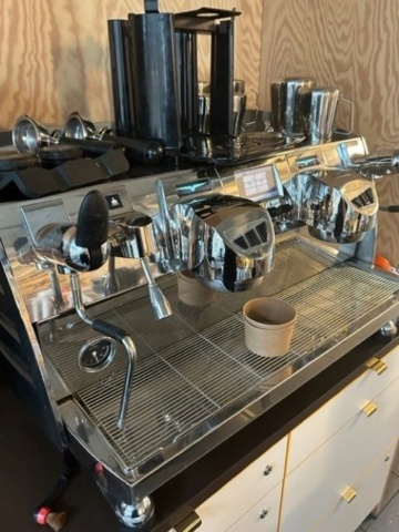 998834-1 Espresso machine Victoria & Espresso grinder Mythos