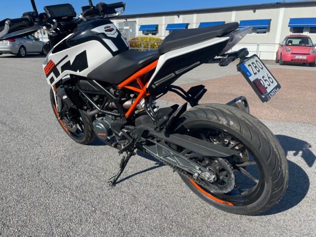 1105661-7 KTM Duke 125cc 2017 (1600 miles)