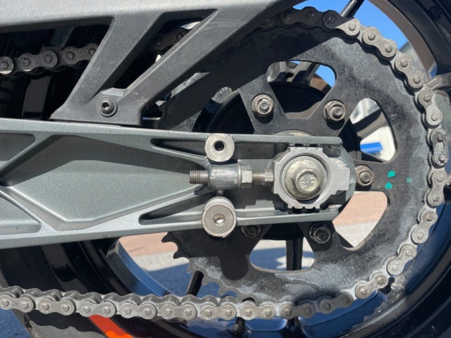 1105661-14 KTM Duke 125cc 2017 (1600 miles)