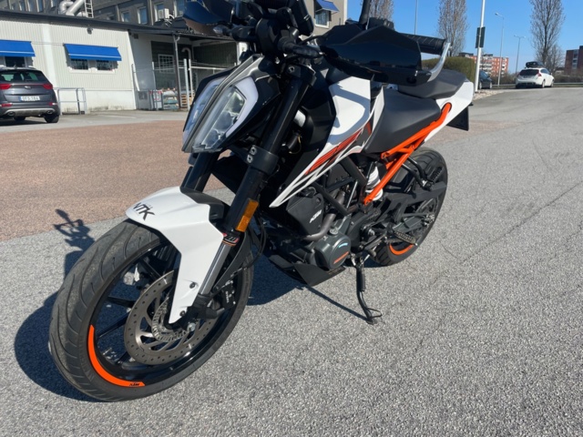 1105661-2 KTM Duke 125cc 2017 (1600 miles)