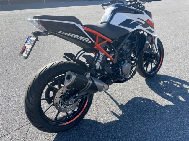 1105661-3 KTM Duke 125cc 2017 (1600 miles)