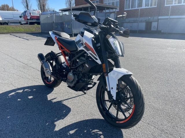 1105661-1 KTM Duke 125cc 2017 (1600 miles)