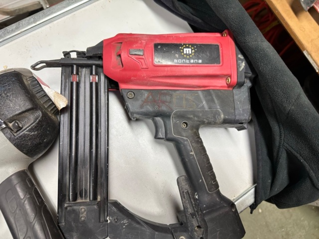 1071253-5 8 nail/dive guns and some air hoses