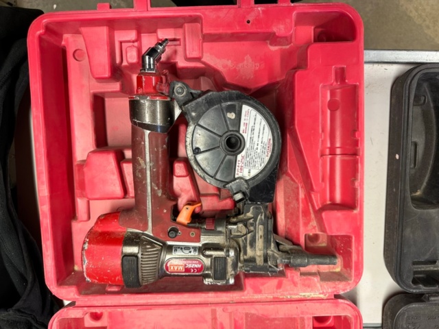 1071253-8 8 nail/dive guns and some air hoses