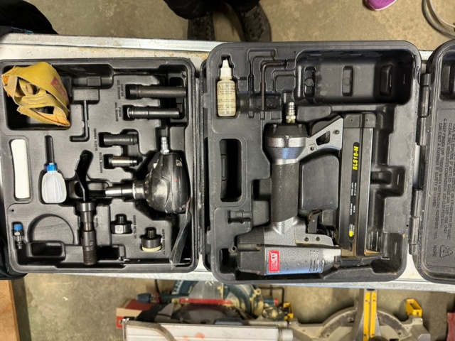 1071253-9 8 nail/dive guns and some air hoses