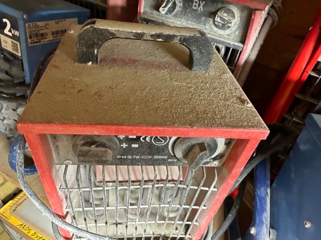 1071257-2 Six heating fans 2 kW and some construction lights