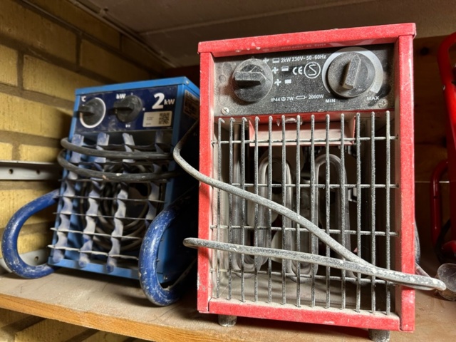 1071257-3 Six heating fans 2 kW and some construction lights