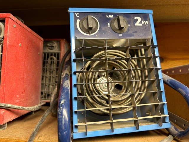 1071257-4 Six heating fans 2 kW and some construction lights