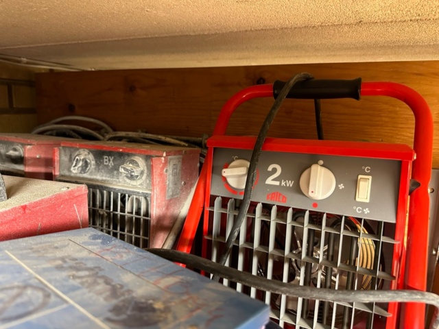 1071257-5 Six heating fans 2 kW and some construction lights