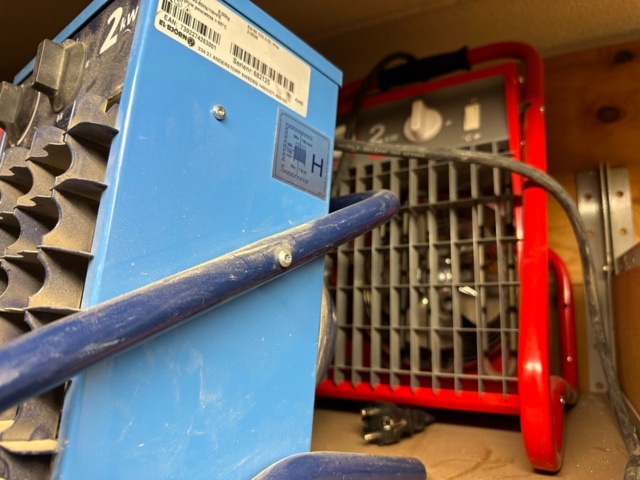 1071257-6 Six heating fans 2 kW and some construction lights