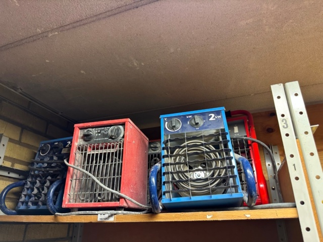 1071257-1 Six heating fans 2 kW and some construction lights