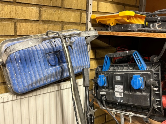 1071257-8 Six heating fans 2 kW and some construction lights