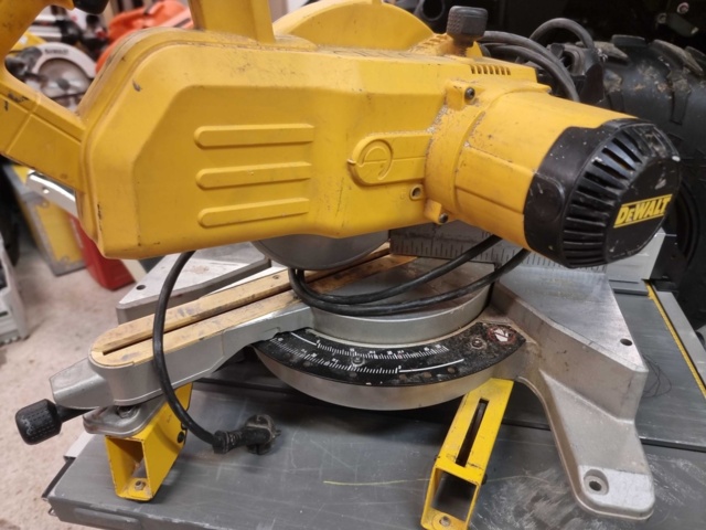 992172-1 Cut and miter saw Dewalt DW777