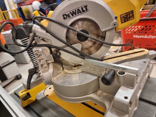 992172-4 Cut and miter saw Dewalt DW777