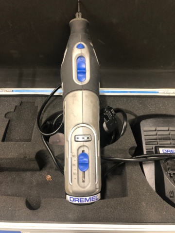 1035251-2 Dremel 8200 Multitool, battery powered