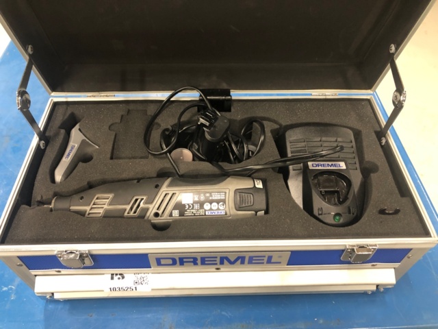 1035251-1 Dremel 8200 Multitool, battery powered