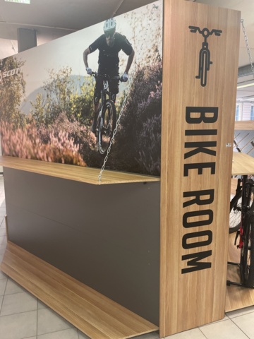 1060380-11 Store display for 20 bicycles