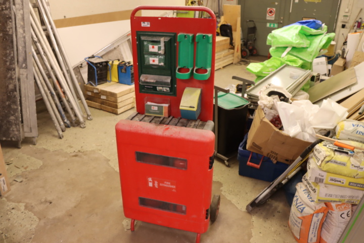 1033941-1 Station on wheels - First Aid, 2 fire extinguishers