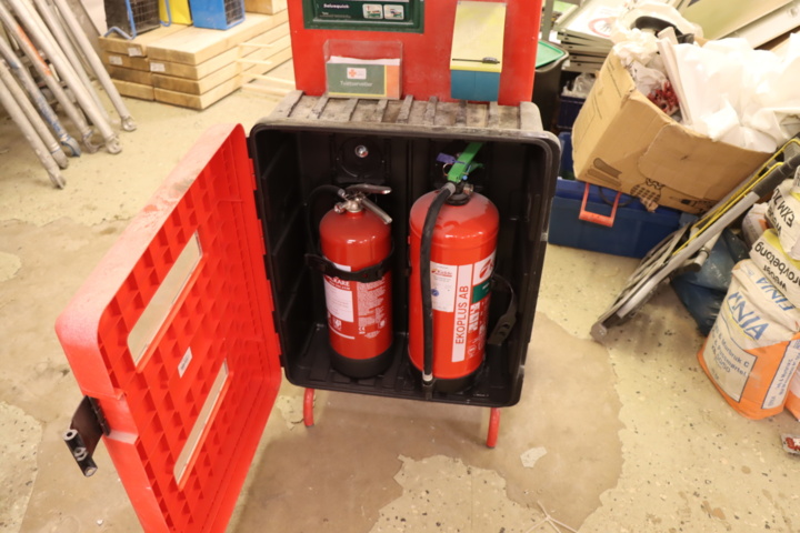 1033941-3 Station on wheels - First Aid, 2 fire extinguishers