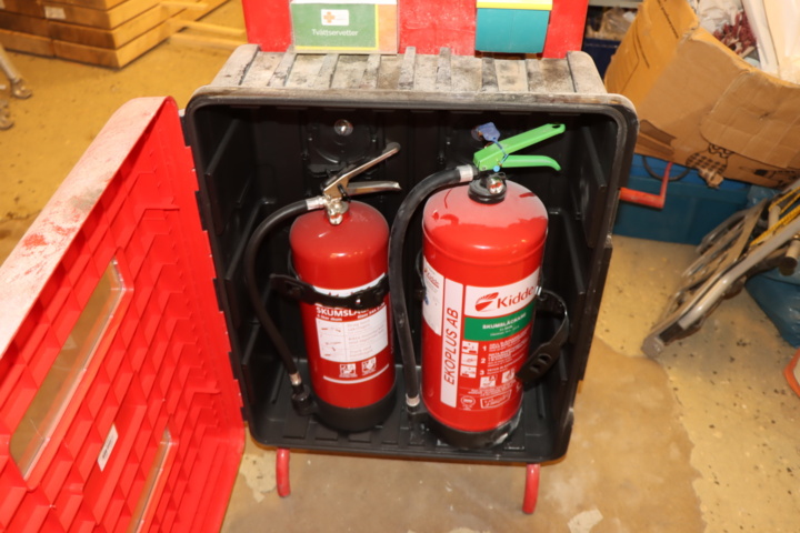 1033941-6 Station on wheels - First Aid, 2 fire extinguishers