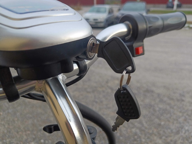 999489-18 Three-wheeled scooter Trigger, 500W