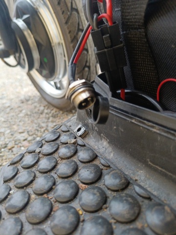 999489-24 Three-wheeled scooter Trigger, 500W