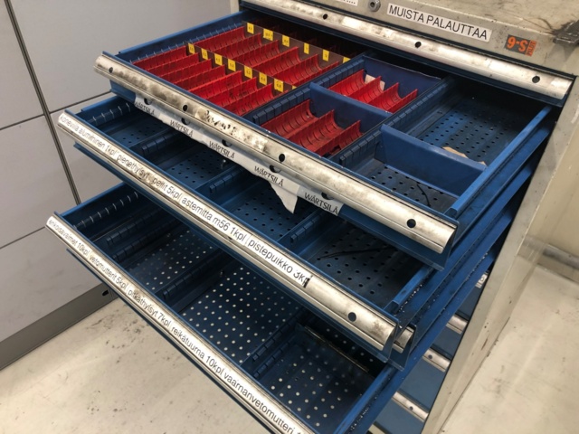 1107879-4 Metallilaatikosto - Ei pohjahintaa